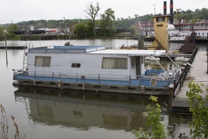 314-1346 Dubuque IA - Mississippi River Museum - house boat